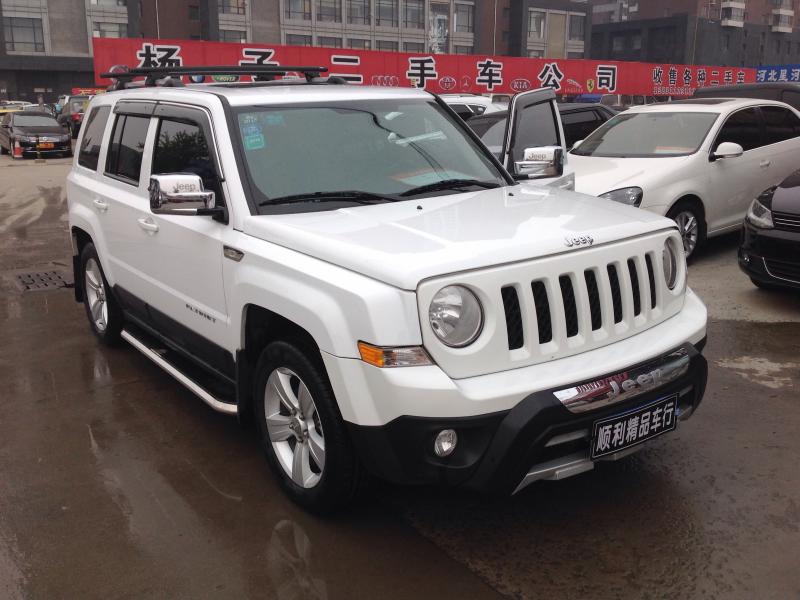 【石家庄】2013年10月 jeep 自由客 2.4 四驱豪华导航版 白色 自动档