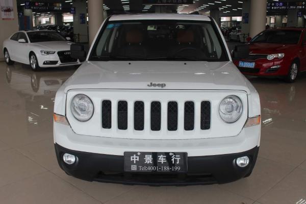 【上海】2011年2月 jeep 自由客 2012款 2.4 运动版 白色 自动档