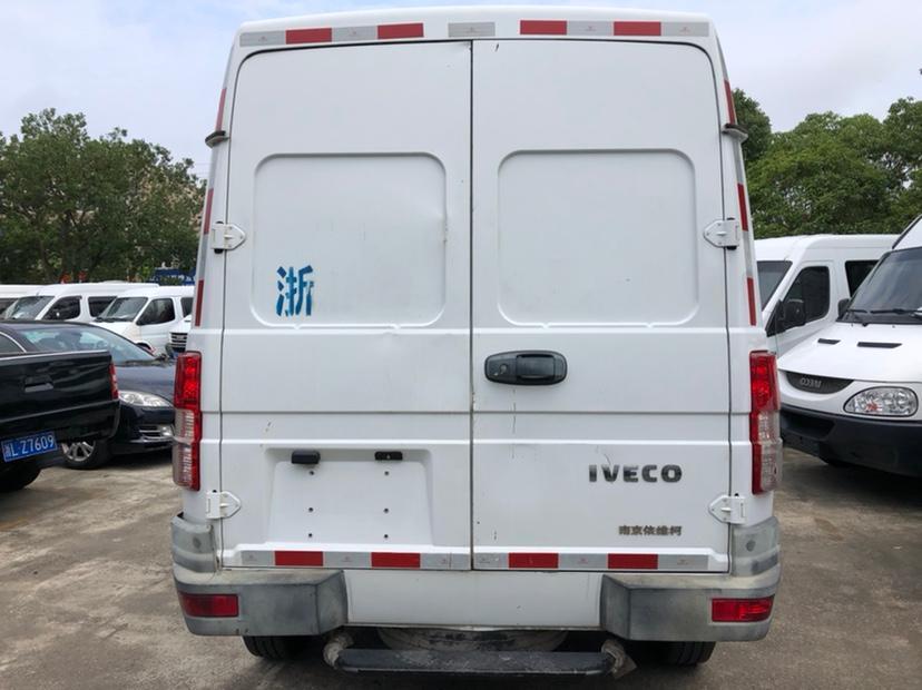 依维柯 得意 2020款 2.8t v35箱货单胎v35中顶3座侧移门国vi图片