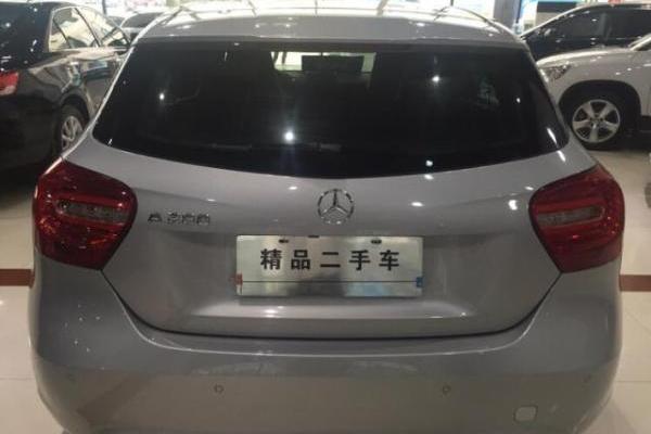 150匹马力小钢炮,前排运动座椅带双电动调节,包裹性很强,奔驰经典的手