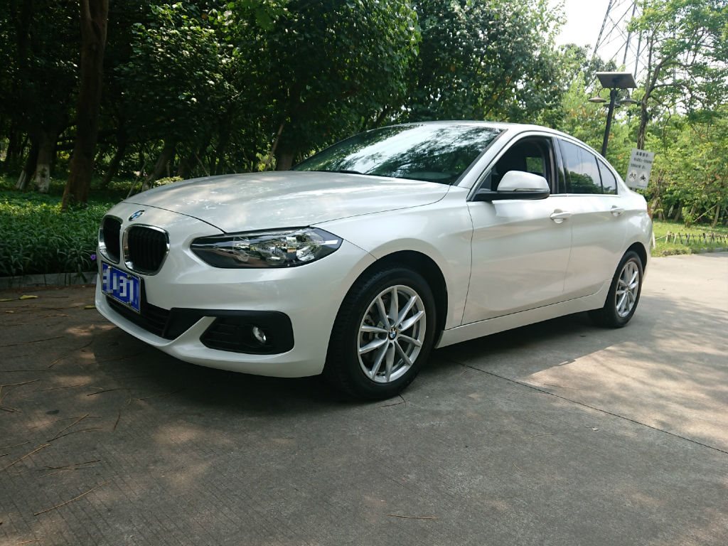 佛山2018年08月宝马宝马1系2017款118i时尚型白色手动挡
