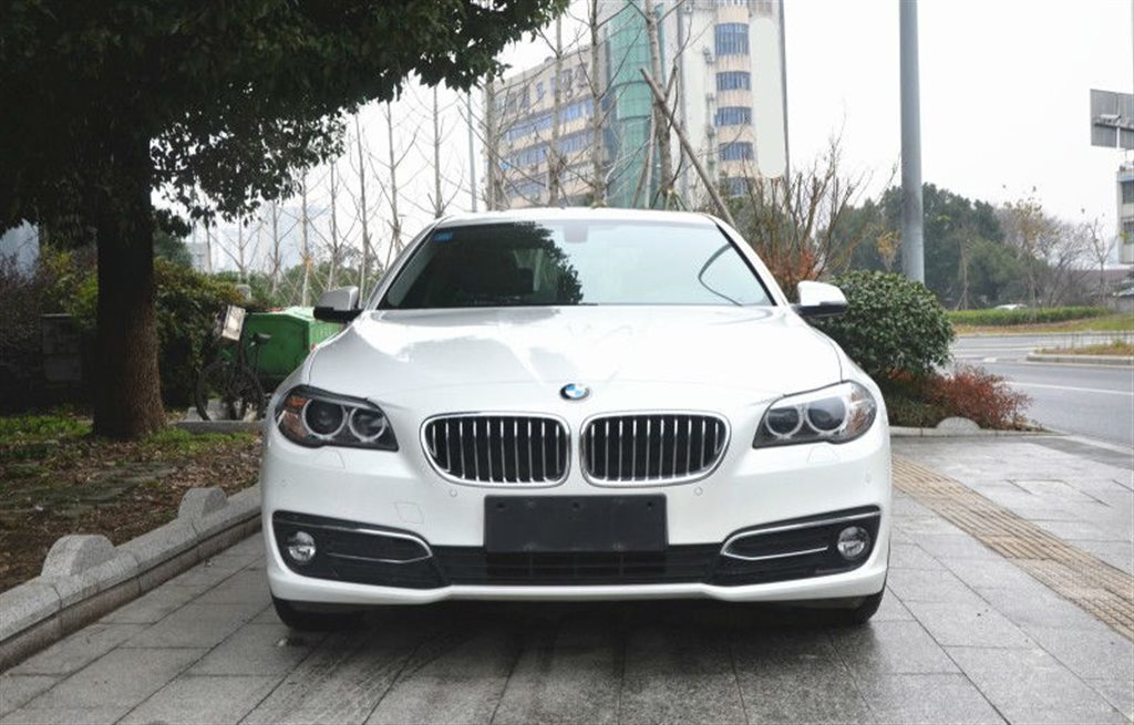 郑州2016年08月宝马宝马5系2017款525li豪华设计套装白色手动挡