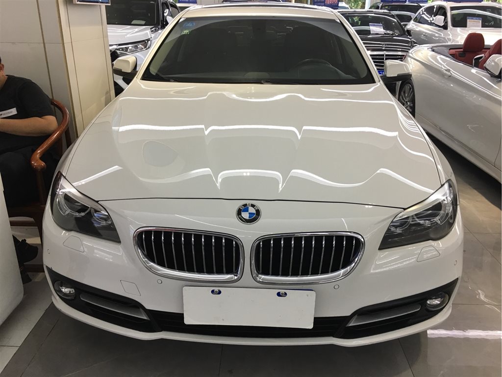 深圳2017年08月宝马宝马5系gt2015款528i豪华型白色手动挡