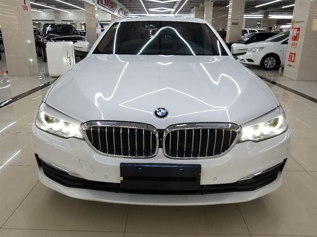 济南2017年11月宝马宝马5系2018款525im运动套装白色手动挡