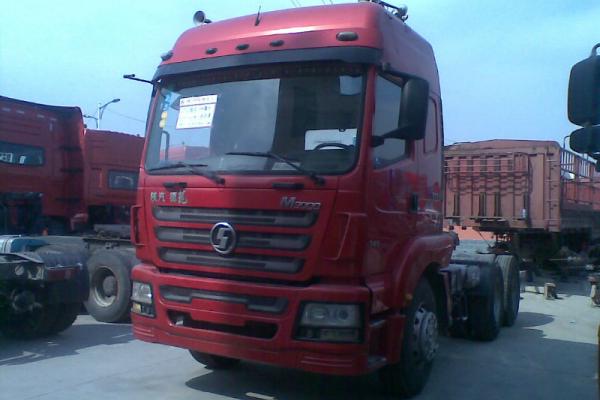 【济宁】2012年8月 二手轻型德龙m3000双驱半挂车 红色 手动挡