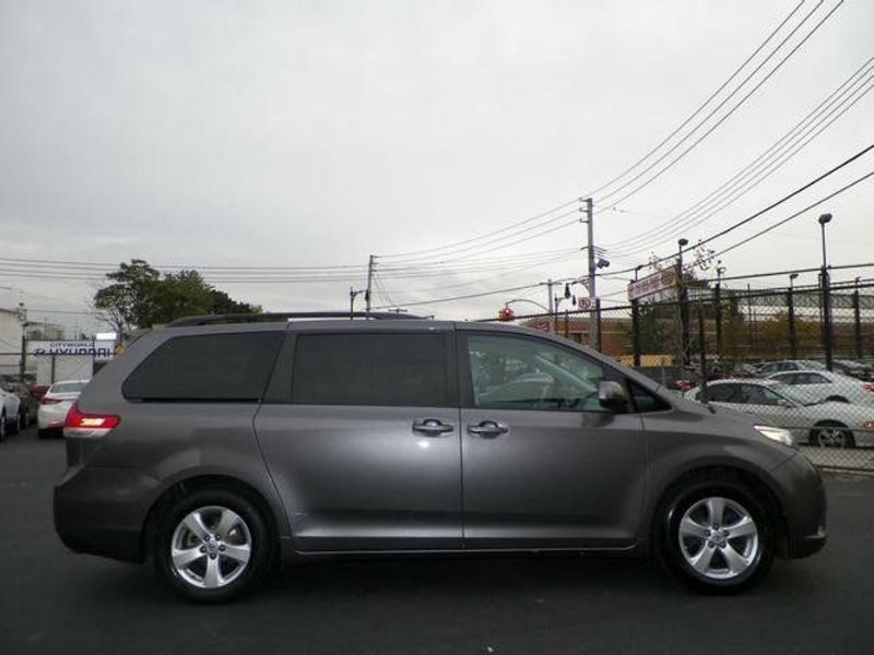 【天津】2011年12月 丰田 塞纳 2.7 两驱le版 灰色