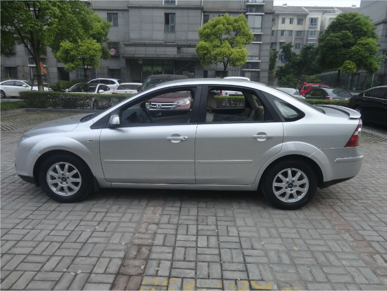 【上海】2006年10月 福特 福克斯三厢 三厢18mt舒适型 银灰 手动挡