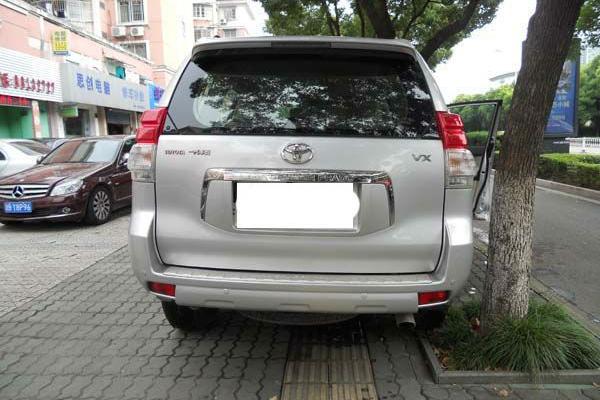 2010年8月丰田霸道4000vx银色