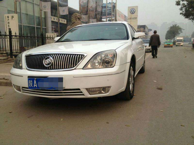 【西安】2006年8月 别克 君越 2.4 豪华导航版 白色 自动档