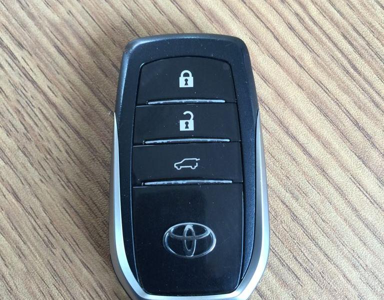 【沈阳】2015年1月 丰田 普拉多 4.0 tx-l 白色 自动档