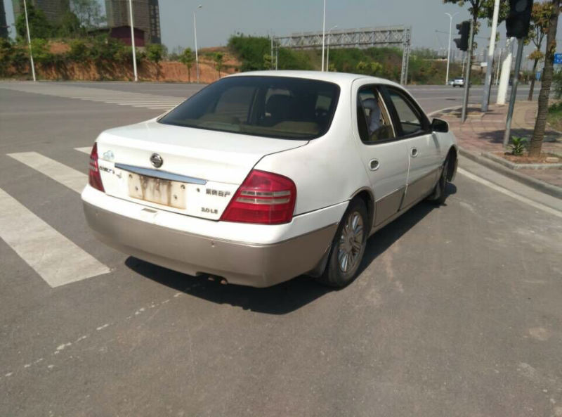 【长沙】2006年8月 日产 蓝鸟 智尊 2.0 豪华型 白色 自动档