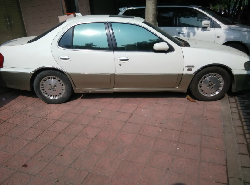 【厦门】2003年1月 日产 蓝鸟 2003款 2.0 自动 尊贵型 白色 自动档