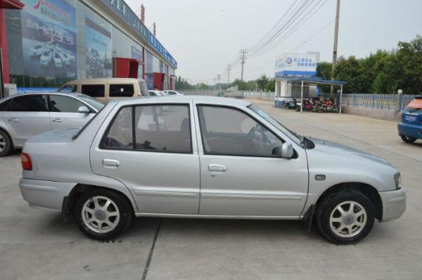 【泰安】2011年11月 一汽 夏利 2011款1.0 银灰 手动挡