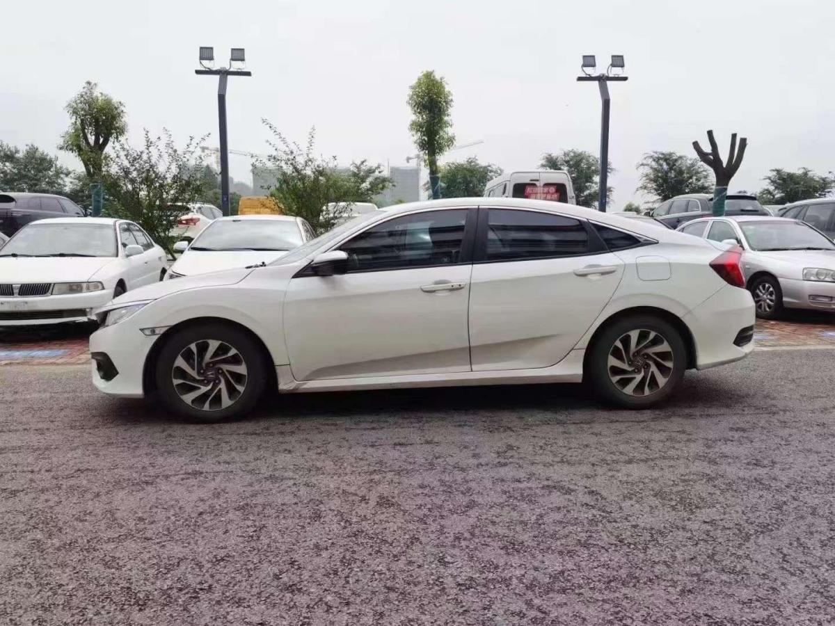 杭州2021年6月本田思域2021款hatchback220turbocvt潮酷控白色自动档