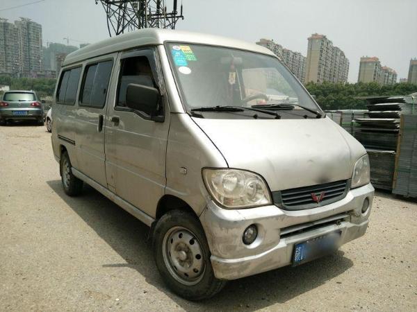南昌2010年3月五菱之光6400b3银灰手动挡