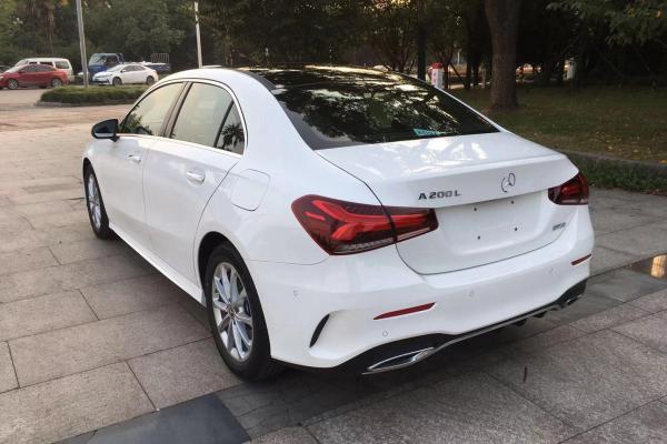 2019年10月奔驰奔驰a级2019款改款a200l运动轿车