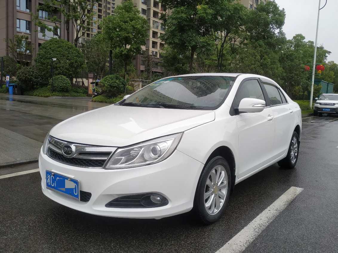 湘潭2013年7月比亚迪速锐2013款15l手动尊贵型白色手动挡