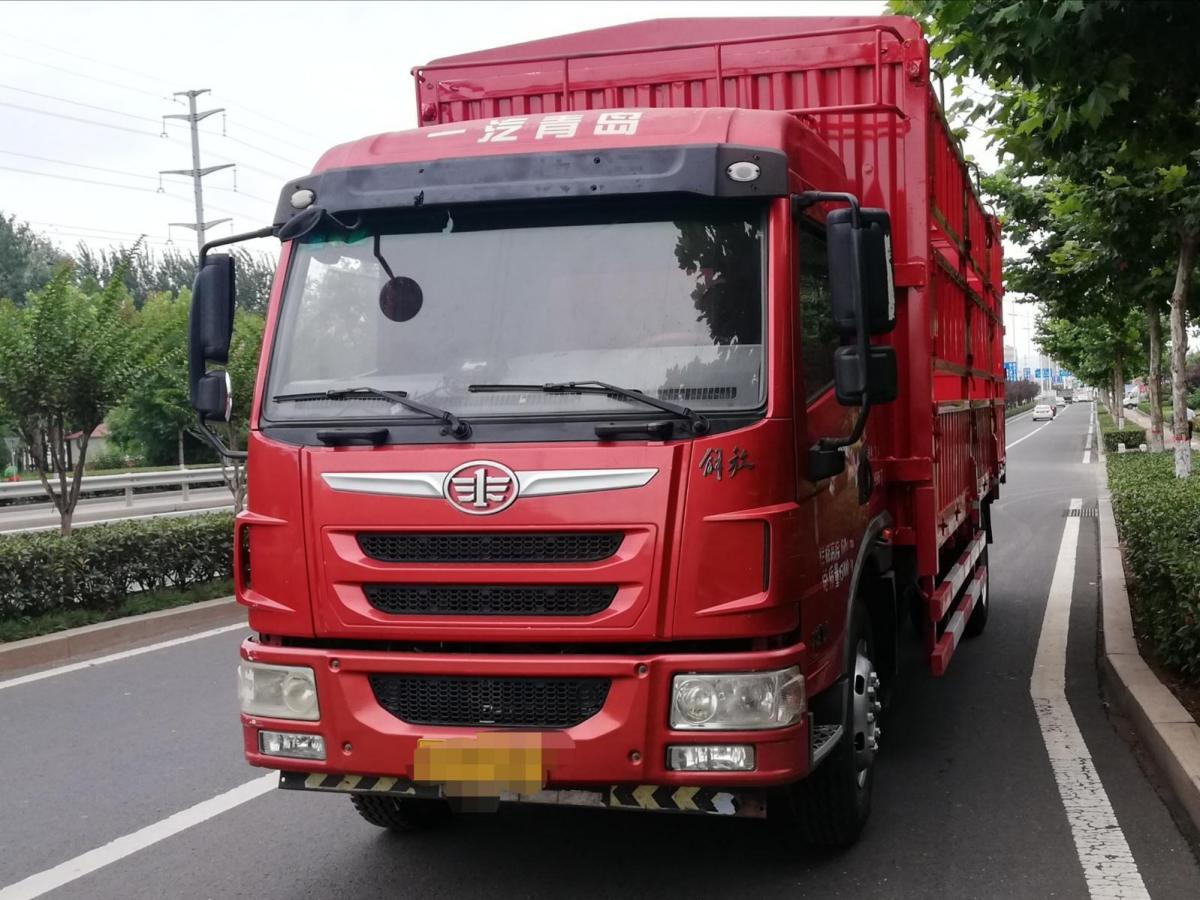 青岛2015年3月解放龙v68米高栏货车红色手动挡