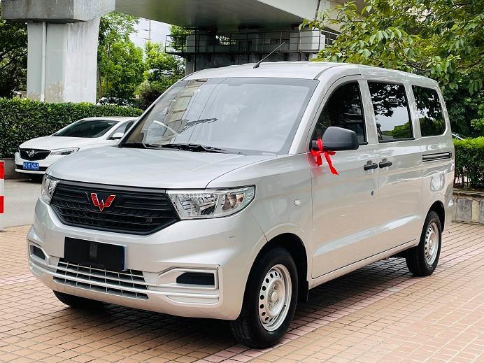 上海2021年4月五菱五菱宏光v2021款15l劲享版lar银灰自动档