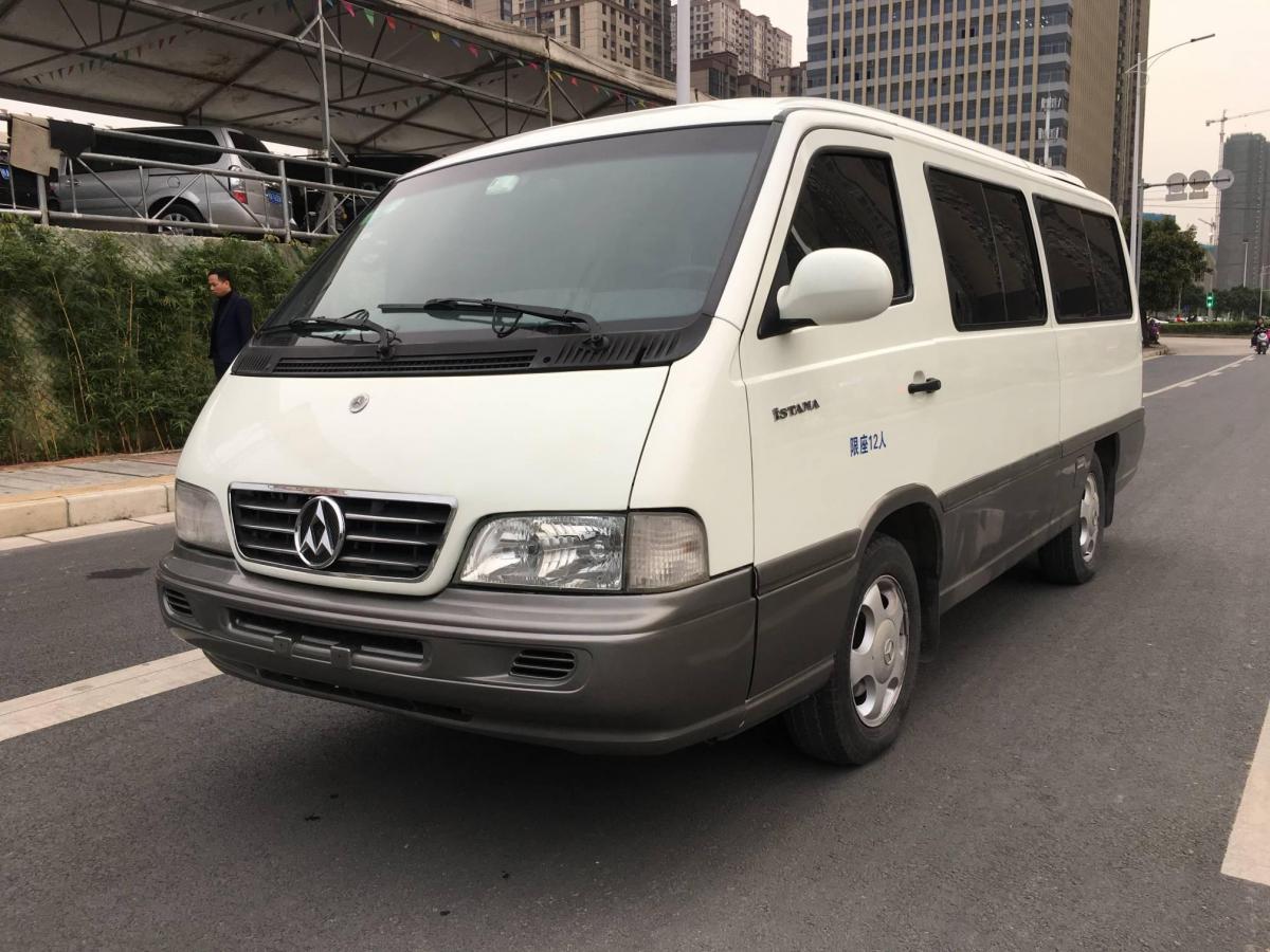 南宁2010年3月奔驰mb100mb10023l手动12座白色手动挡