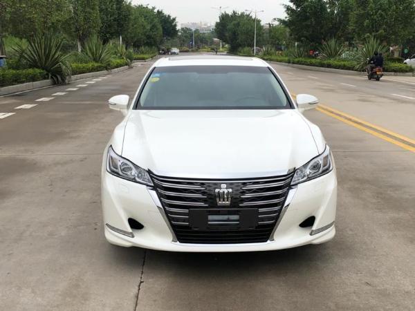 漳州2015年8月丰田皇冠2015款25l时尚版白色手自一体