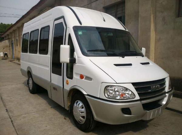 【武汉】2014年1月 依维柯 宝迪 a42 3.0t 柴油版 17座 银灰 自动档