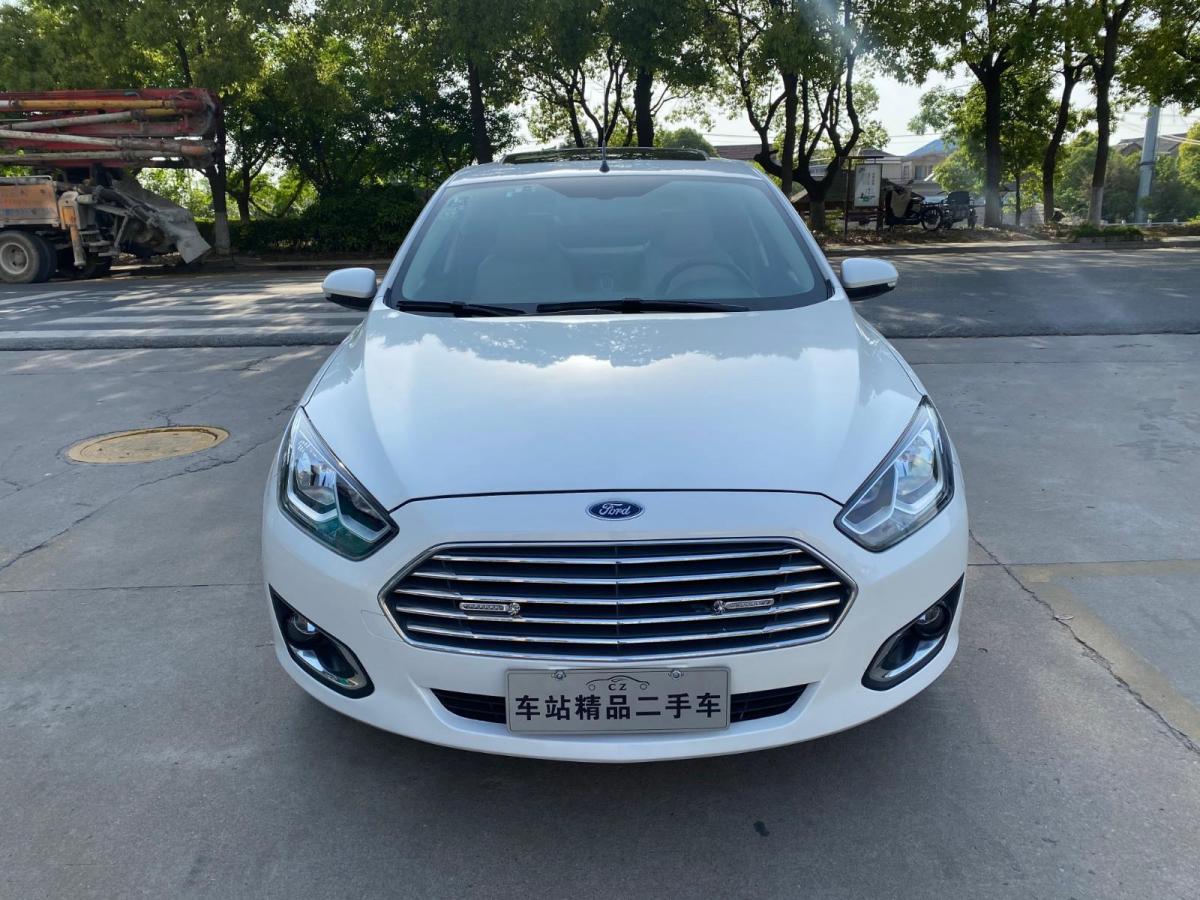 扬州2015年2月福特福睿斯白色自动档