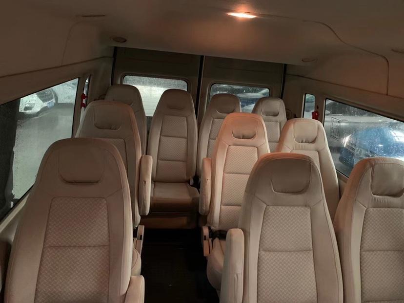 福特15座客车内部图片