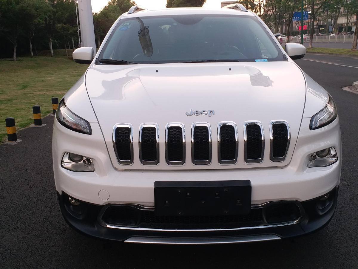 【长沙】2017年8月 jeep 自由光 2017款 2.4l 领先版 白色 自动档