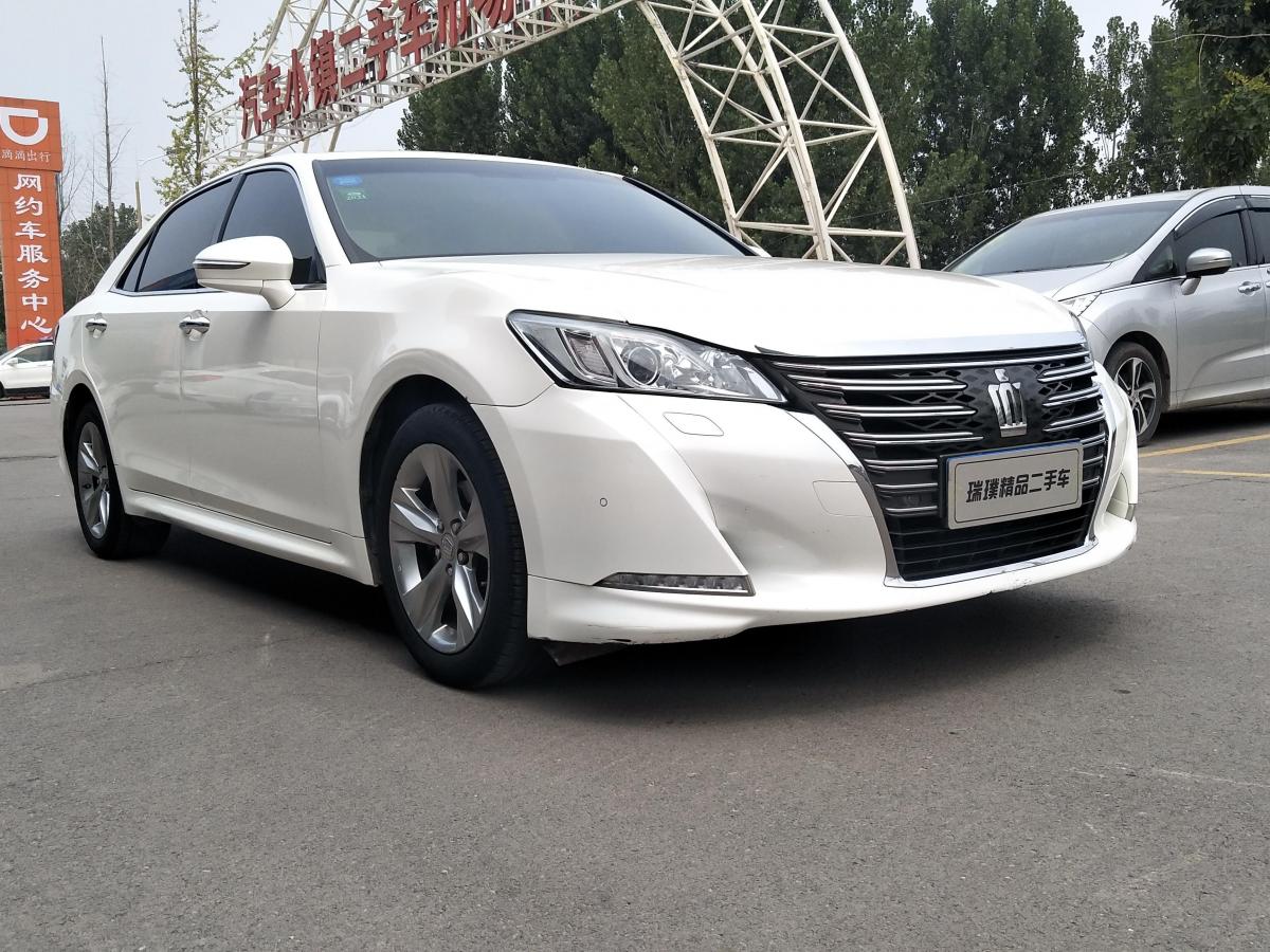 濮阳2015年6月丰田皇冠2015款25l精英版白色自动档