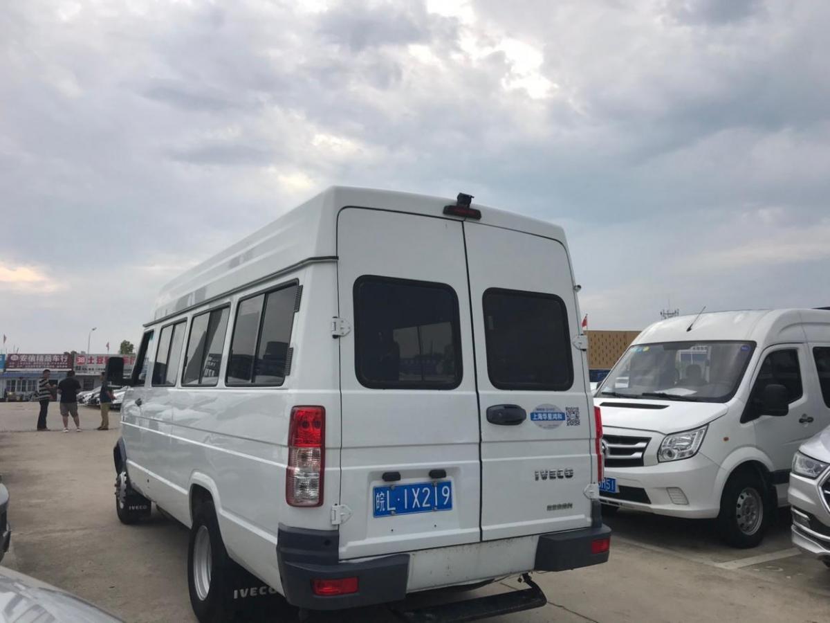 依维柯 得意 2020款 2.5t a40客车双胎中顶5-9座国v图片