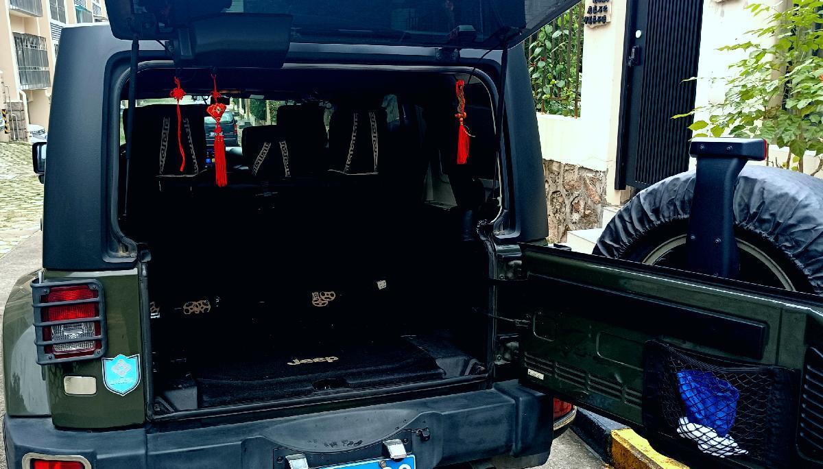 Jeep 牧马人  2015款 2.8TD Sahara 四门舒享版图片