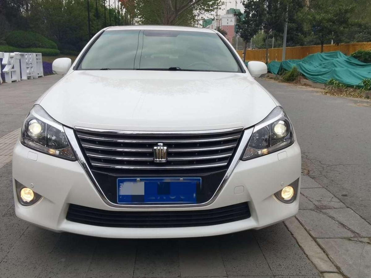 郑州2012年6月丰田皇冠2012款25lroyal导航版白色手自一体