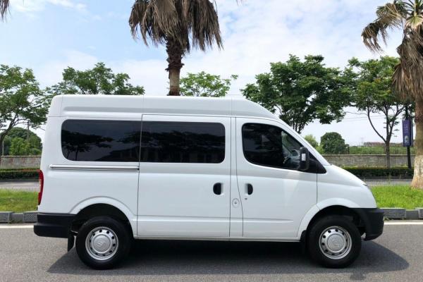 2020年9月 上汽大通 v80 2020款 2.5t 手动经典城配王短轴中顶2/3座