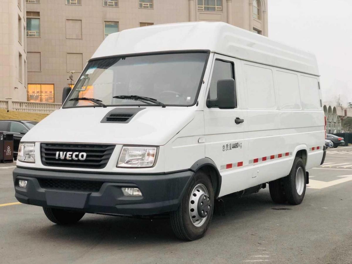 南京2020年12月依维柯得意2017款28tv40箱货中顶36座43s5白色手动挡