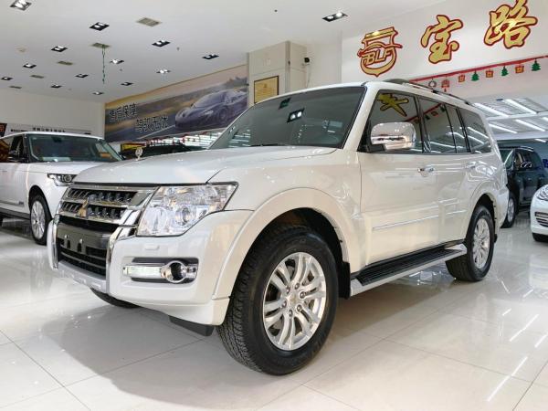 三菱  2019款 帕杰罗V97 3.8L GLS 八气双差 天窗 （中东）