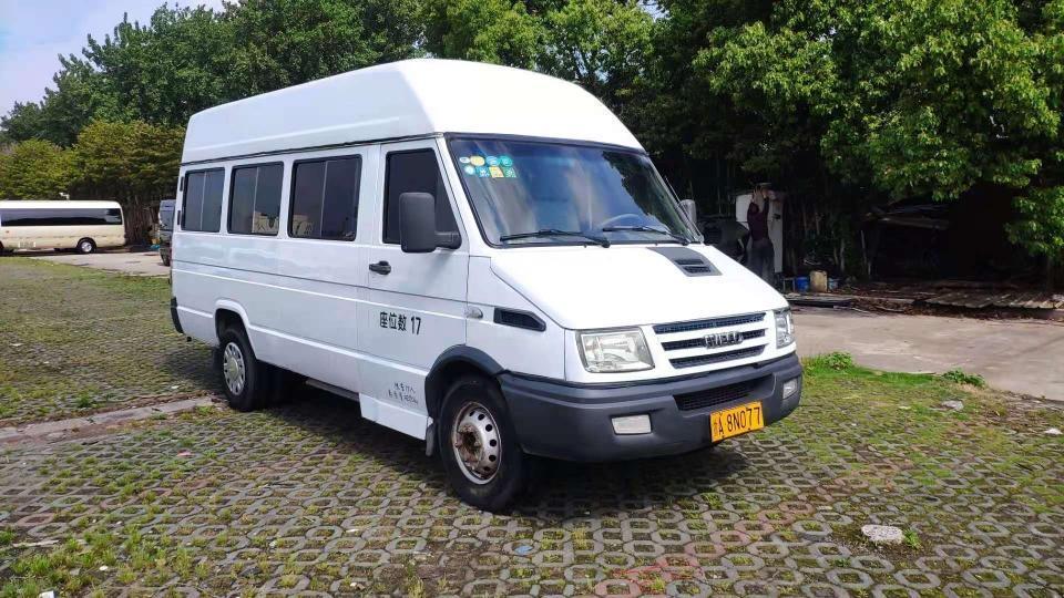 依维柯 得意 2020款 2.8t a40客车双胎中顶17座国vi图片