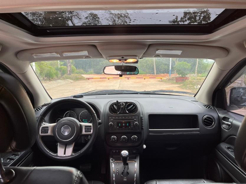 Jeep 指南者  2012款 2.4L 四驱豪华版图片