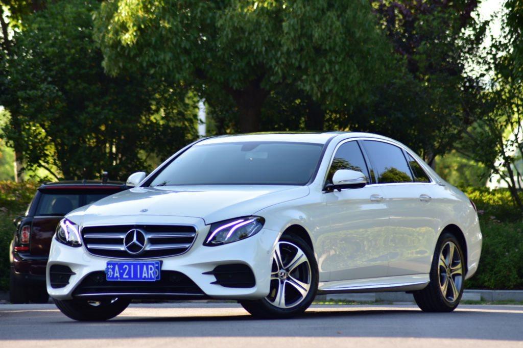 2018年02月奔驰奔驰e级2019款e200l运动型白色手动挡