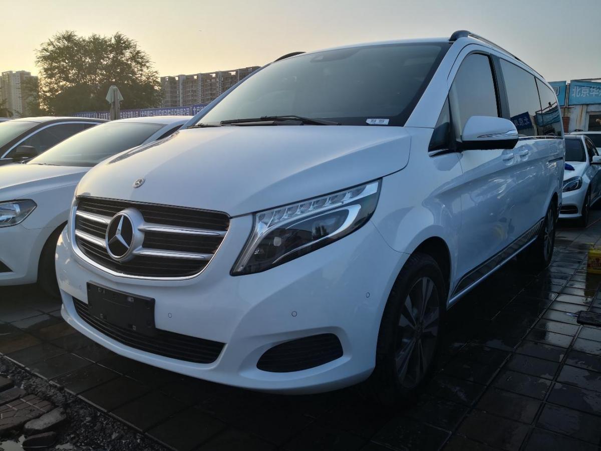 【北京】2020年4月 2020年奔驰v260领航版国vi 白色 手自一体